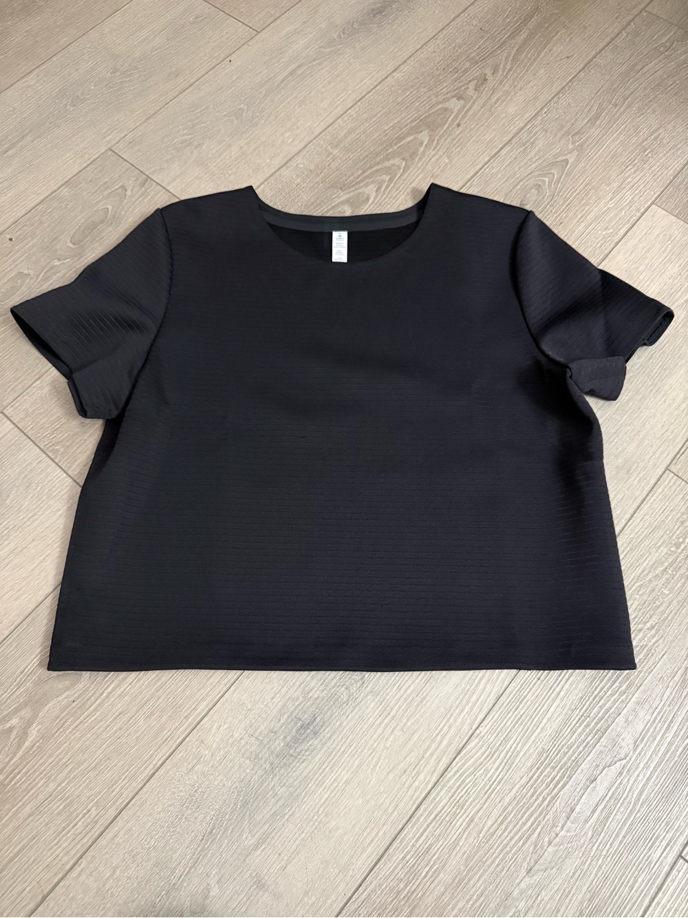 Lululemon Women's Black Short Sleeve Cropped Crewneck Top size 10
